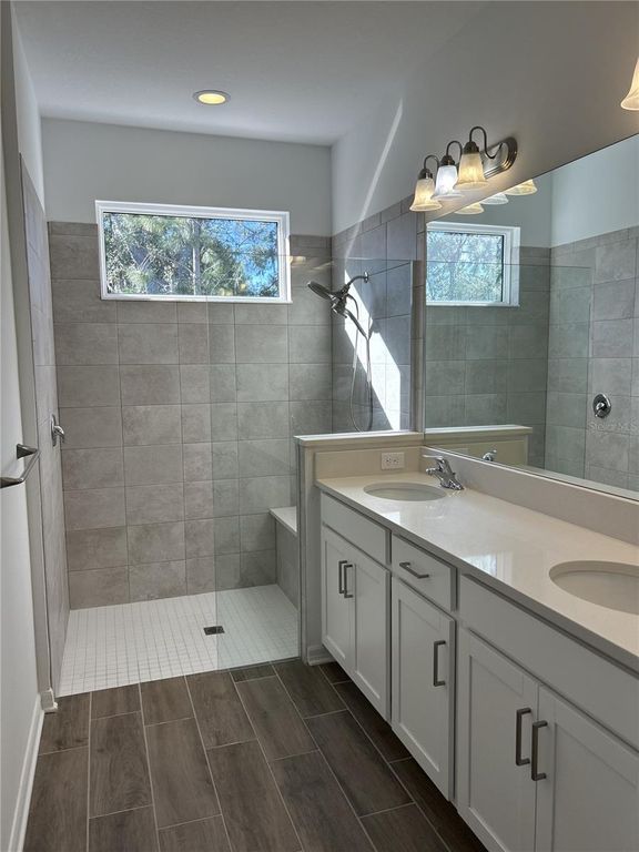 Image 12 of property listing at 5986 FIORE DRIVE, Bradenton, FL 34208