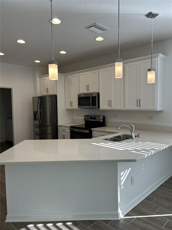 Image 6 of property listing at 5986 FIORE DRIVE, Bradenton, FL 34208