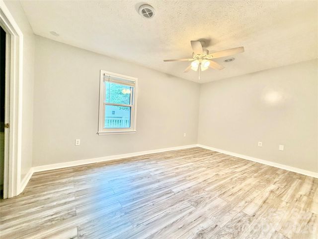 1586 Kenlane Drive, Hickory, NC 28601