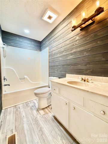 1586 Kenlane Drive, Hickory, NC 28601