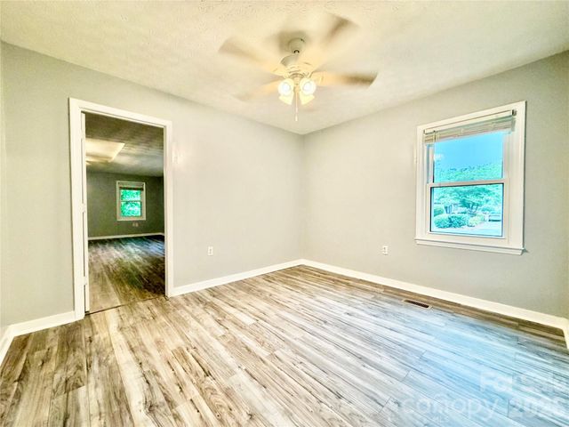 1586 Kenlane Drive, Hickory, NC 28601