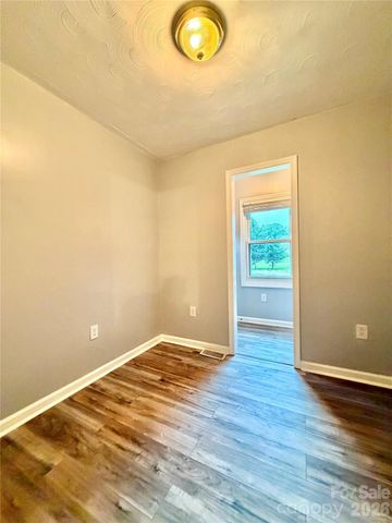 1586 Kenlane Drive, Hickory, NC 28601