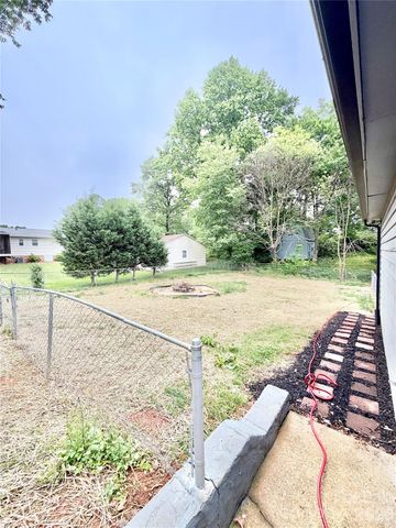 1586 Kenlane Drive, Hickory, NC 28601