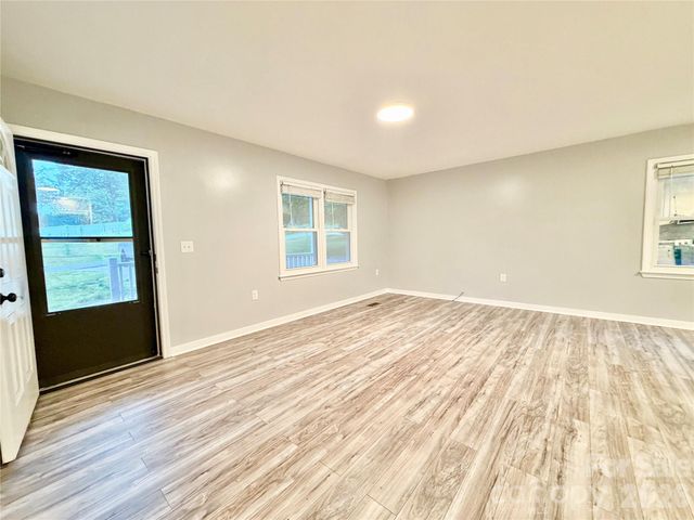 1586 Kenlane Drive, Hickory, NC 28601