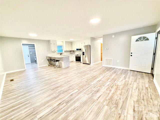 1586 Kenlane Drive, Hickory, NC 28601