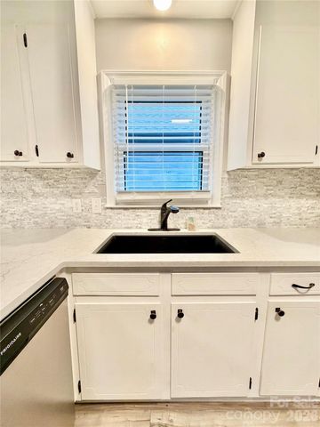 1586 Kenlane Drive, Hickory, NC 28601