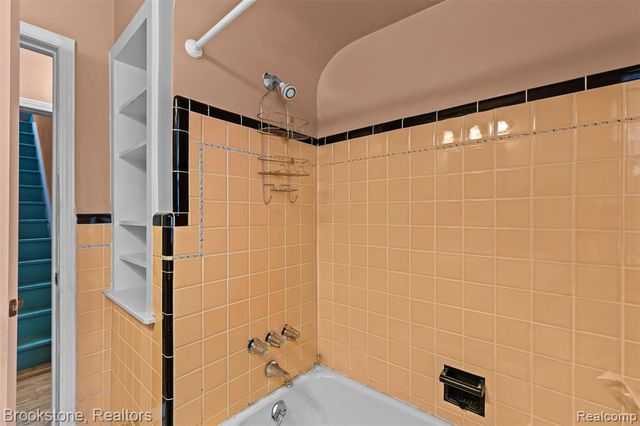 16167 Gilchrist Street, Detroit, MI 48235