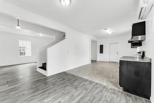 1201 W Chase Street, Springfield, MO 65803