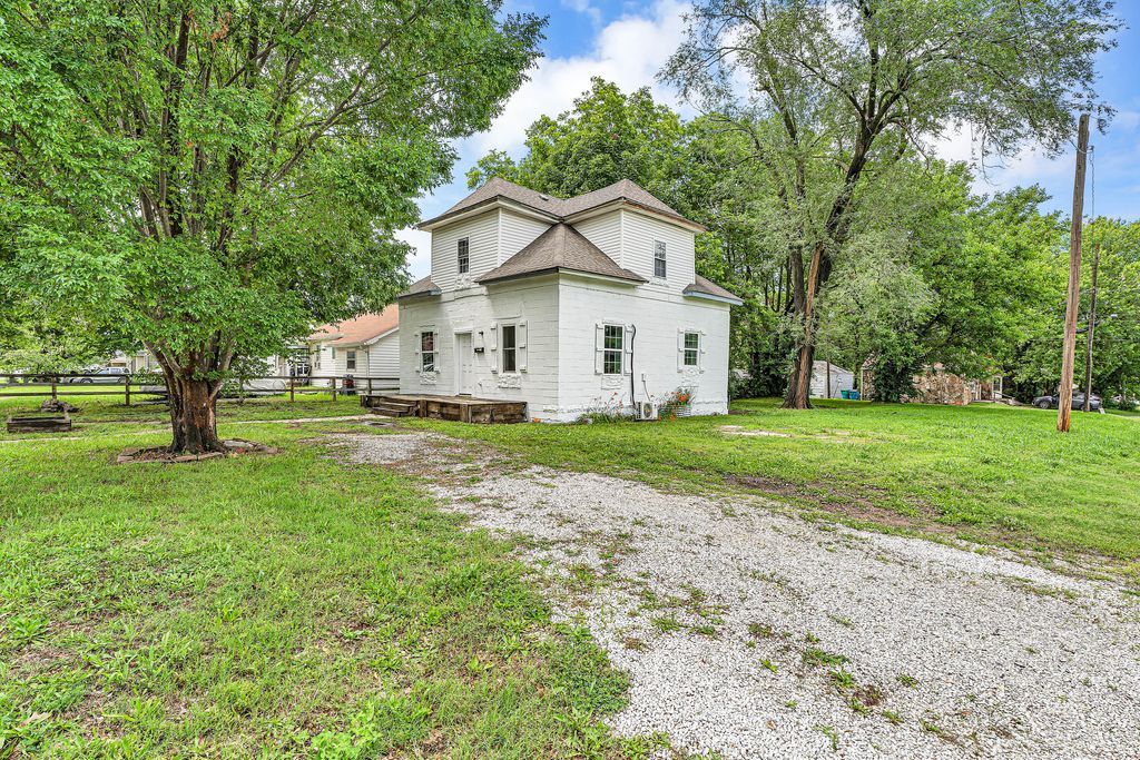 1201 W Chase Street, Springfield, MO 65803