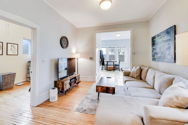 1652 W Nelson Street 2, Chicago, IL 60657