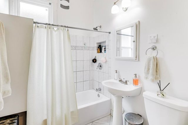 1652 W Nelson Street 2, Chicago, IL 60657