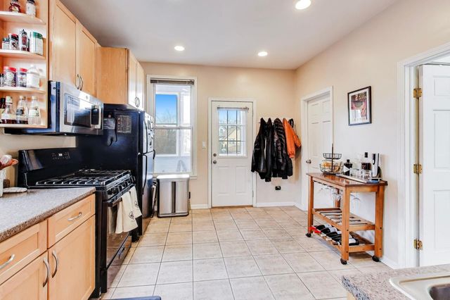 1652 W Nelson Street 2, Chicago, IL 60657