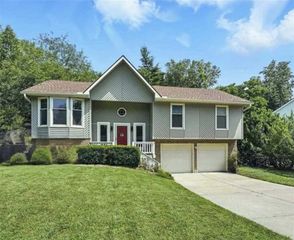 5714 Creekview Drive, Parkville, MO 64152
