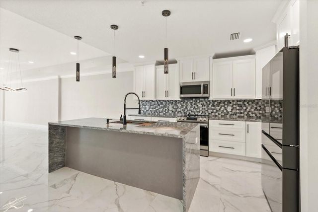 211 DOLPHIN POINT 401, Clearwater Beach, FL 33767