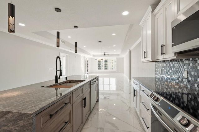 211 DOLPHIN POINT 401, Clearwater Beach, FL 33767