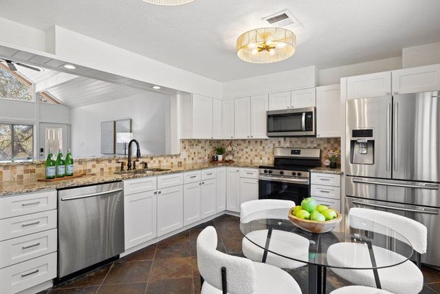 411 Lakeway DR, Lakeway, TX 78734