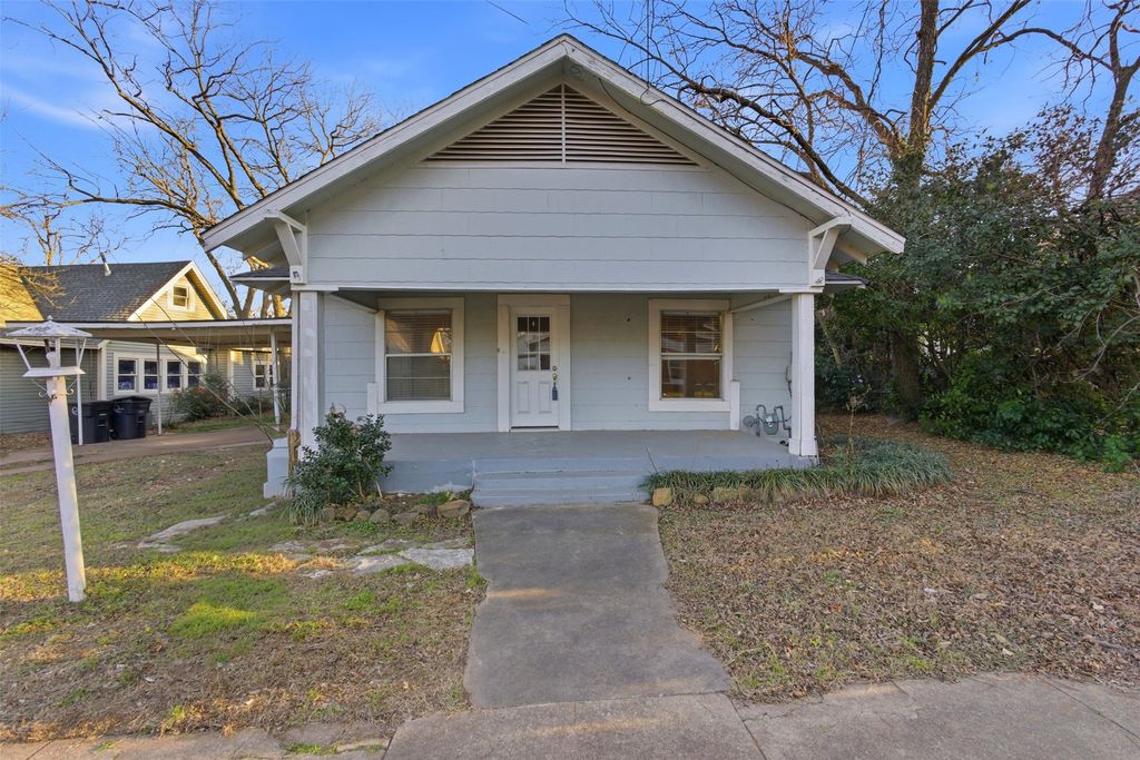 405 College Street, Cleburne, TX 76033