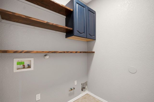 1040 Marapi Street NW, Albuquerque, NM 87120