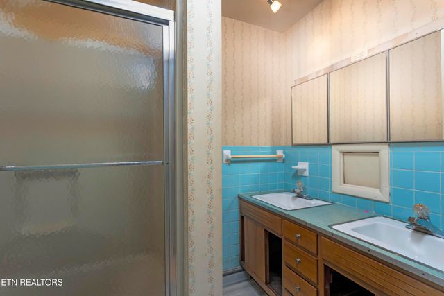 197 Sadler Lane, Harriman, TN 37748