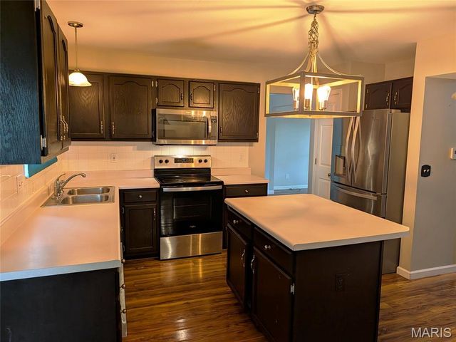 905 Lands End Circle, St Charles, MO 63304