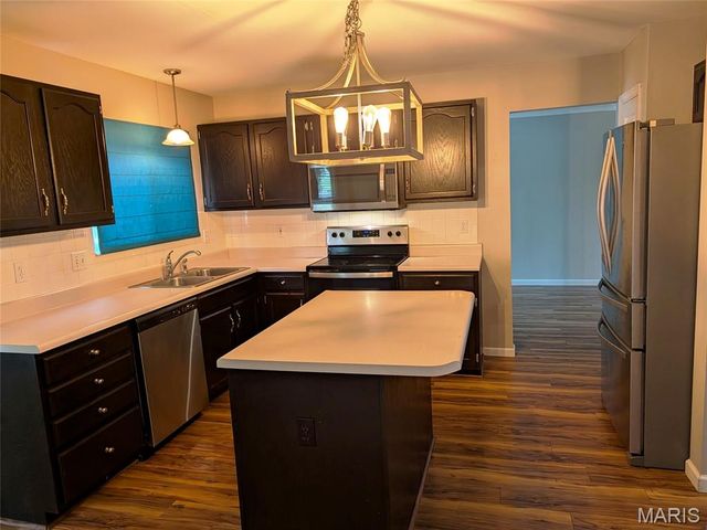 905 Lands End Circle, St Charles, MO 63304