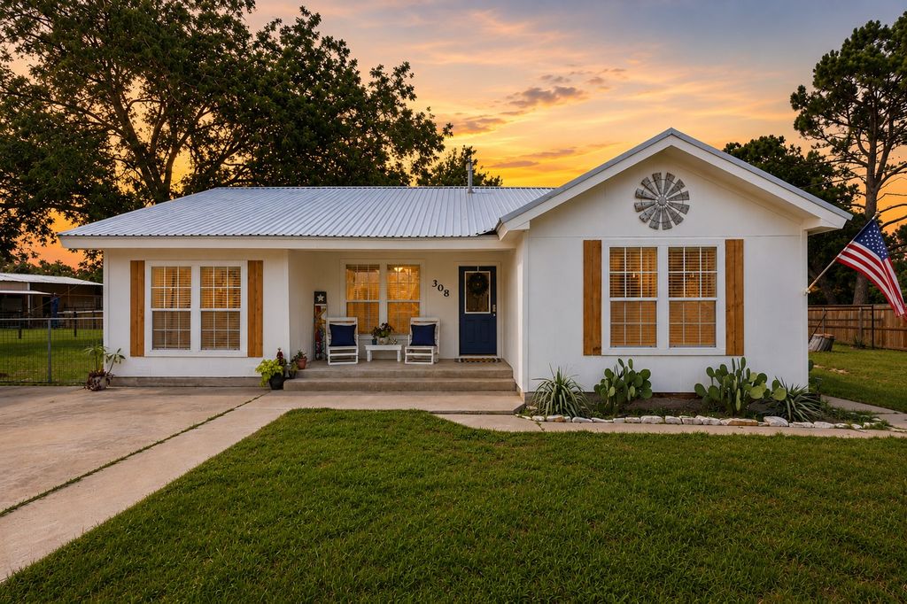 308 W 1st Street, Springtown, TX 76082