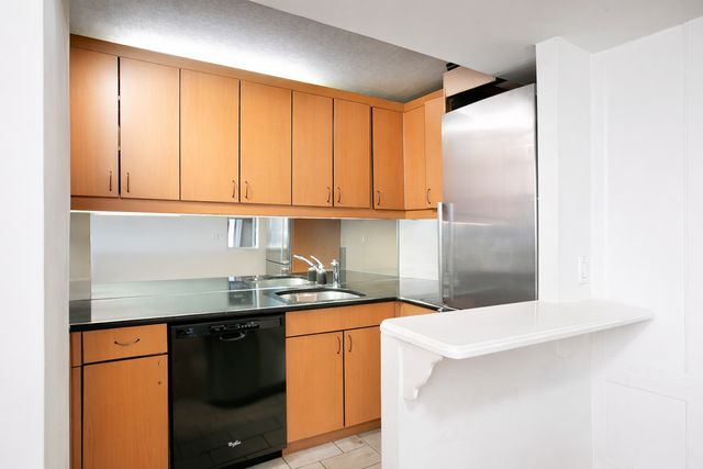 225 W 83rd St Apt 7Y, New York City, NY 10024