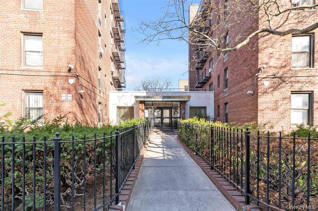 141-05 Pershing Crescent 207, Briarwood, NY 11435