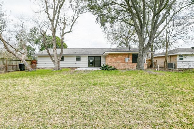 10902 Chimney Rock Rd, Houston, TX 77096