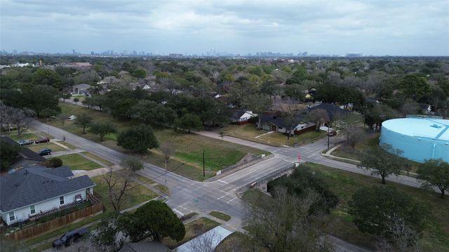 10902 Chimney Rock Rd, Houston, TX 77096