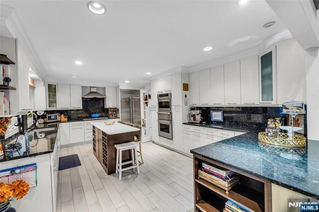 305 Westwind Court, Norwood, NJ 07648