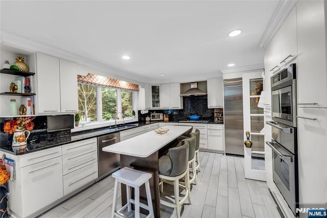 305 Westwind Court, Norwood, NJ 07648