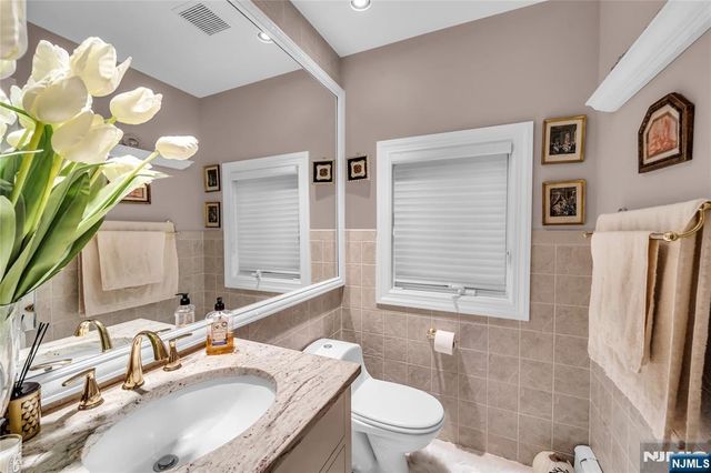 305 Westwind Court, Norwood, NJ 07648