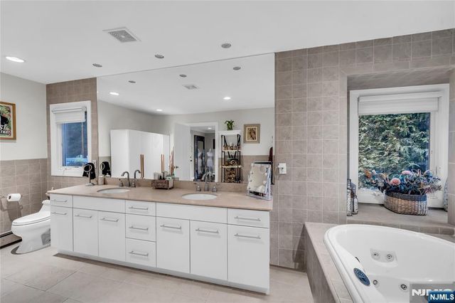 305 Westwind Court, Norwood, NJ 07648