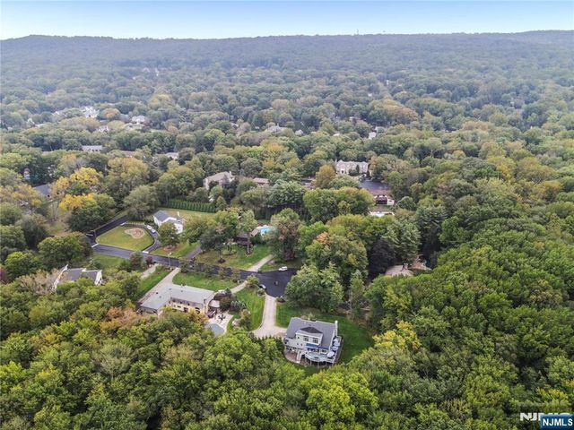 305 Westwind Court, Norwood, NJ 07648