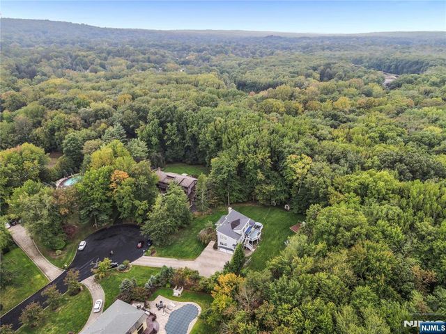 305 Westwind Court, Norwood, NJ 07648
