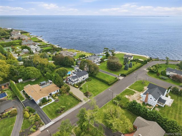 15 Saltmeadow Lane, Bayport, NY 11705