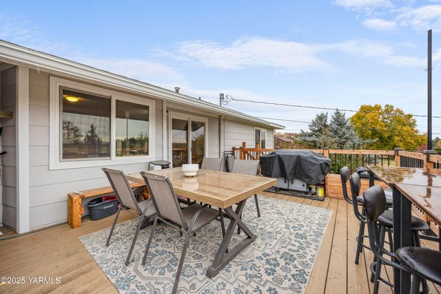 2202 Hill Dr, Grandview, WA 98930