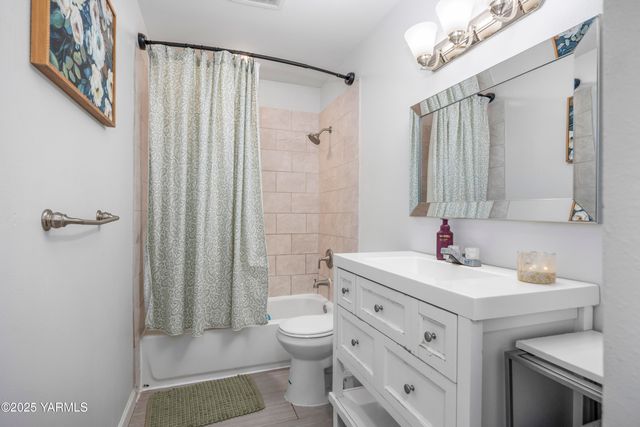 2202 Hill Dr, Grandview, WA 98930