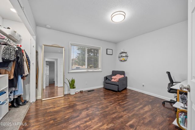 2202 Hill Dr, Grandview, WA 98930