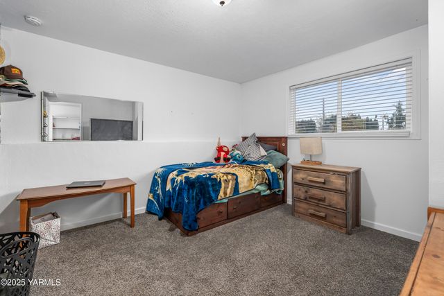 2202 Hill Dr, Grandview, WA 98930