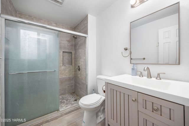 2202 Hill Dr, Grandview, WA 98930