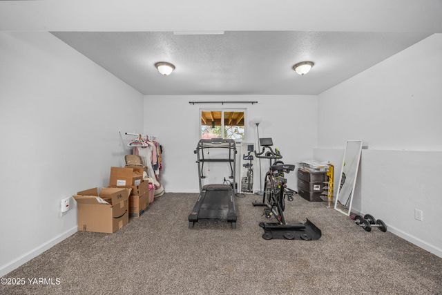 2202 Hill Dr, Grandview, WA 98930