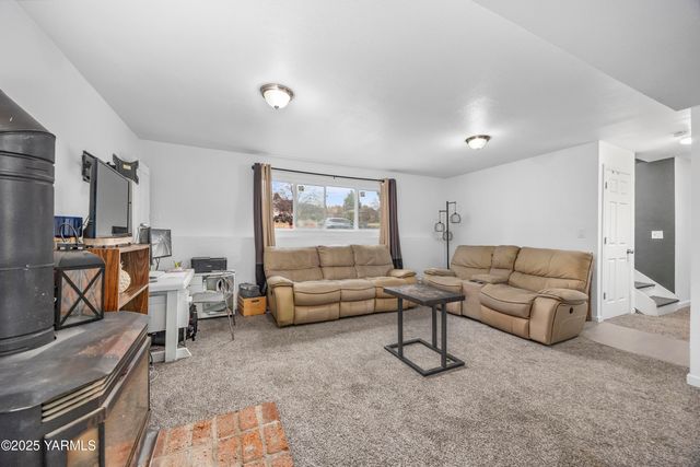 2202 Hill Dr, Grandview, WA 98930