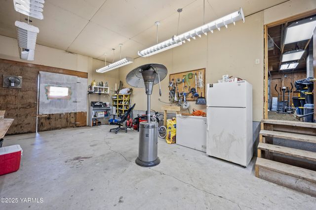 2202 Hill Dr, Grandview, WA 98930