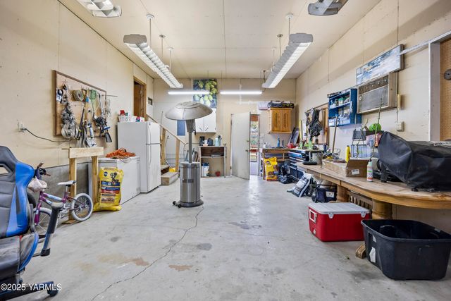 2202 Hill Dr, Grandview, WA 98930