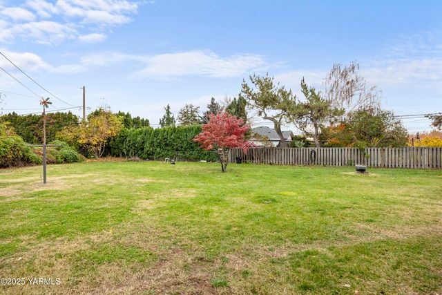 2202 Hill Dr, Grandview, WA 98930