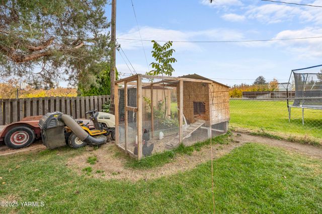 2202 Hill Dr, Grandview, WA 98930