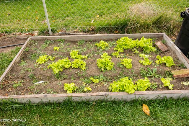 2202 Hill Dr, Grandview, WA 98930