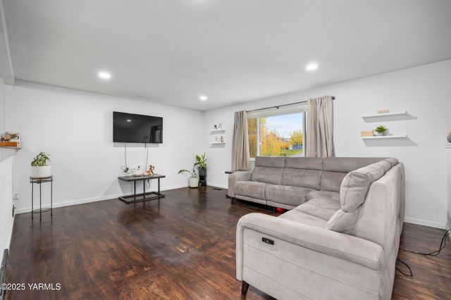 2202 Hill Dr, Grandview, WA 98930